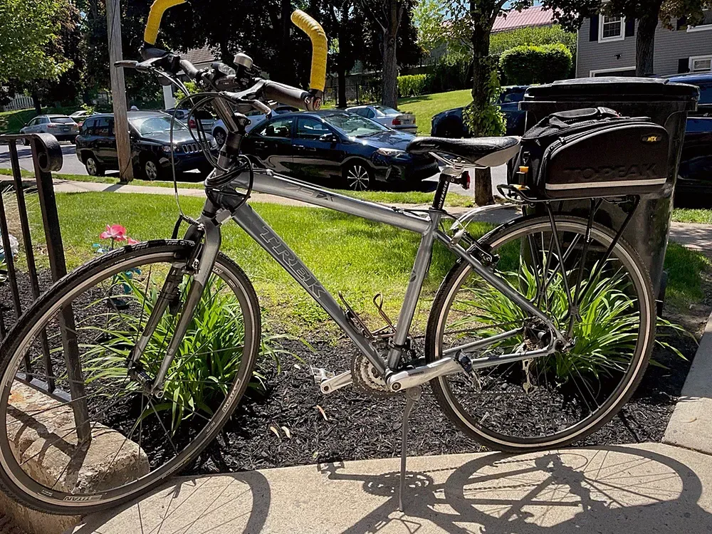 Trek Gray Hybrid Bike 700C 18in Flat Bar Front Suspension Rim Brakes Rack